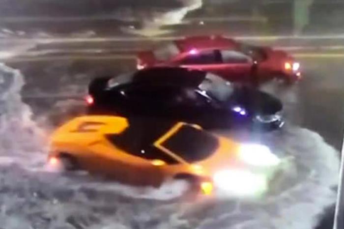 Lamborghini промчался под водой затопленного штормом города и попал на видео