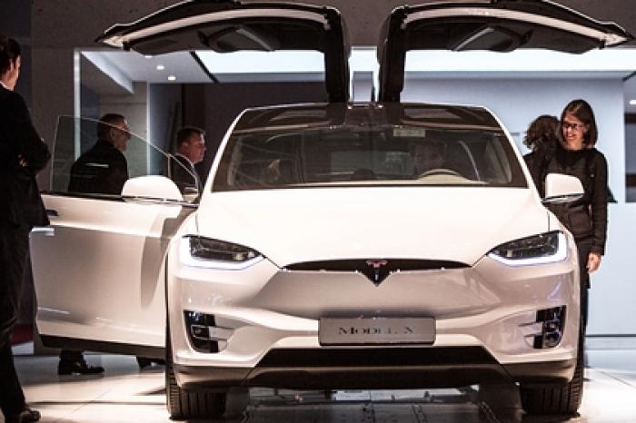 Минтранс США начал проверки после массовых жалоб владельцев Tesla
