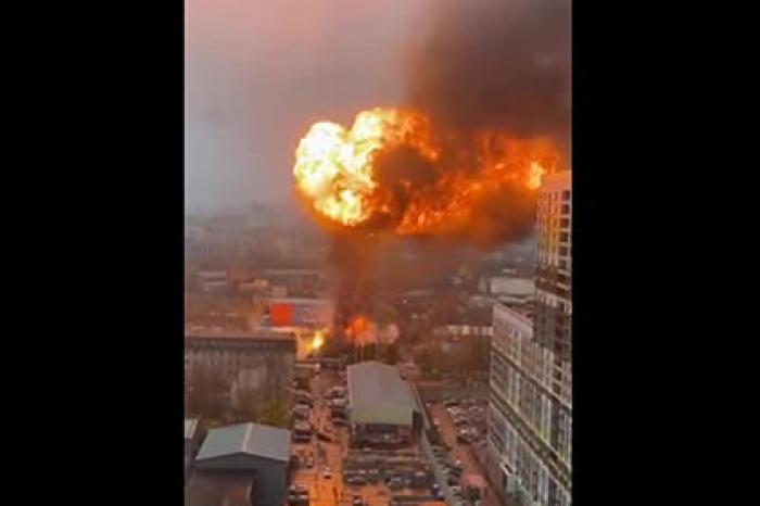 Мощные взрывы на складе с газовыми баллонами в Москве попали на видео