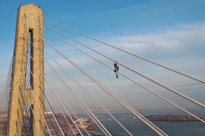 Названа главная сложность очистки моста на остров Русский ото льда