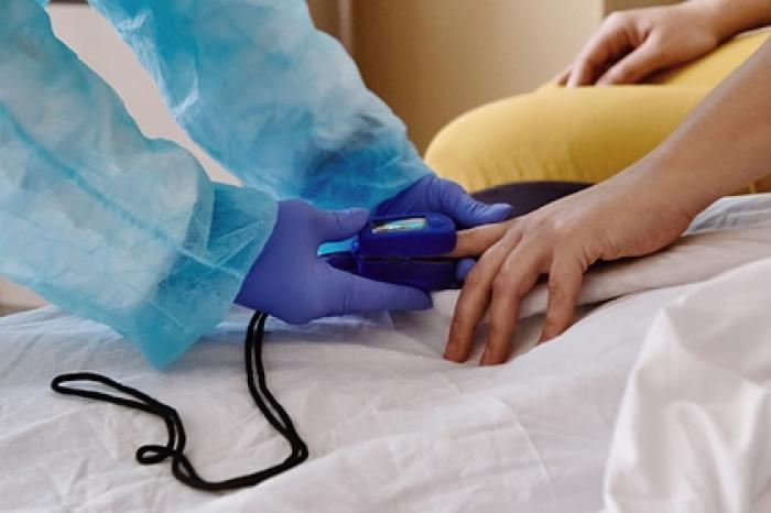 Названа категория наиболее долго выделяющих коронавирус россиян