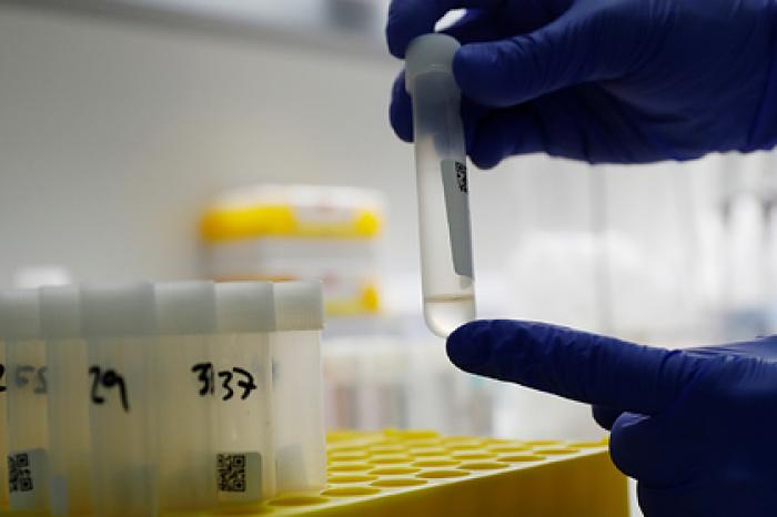 Назвавшего COVID-19 «порабощающим человечество трюком» ученого отстранили