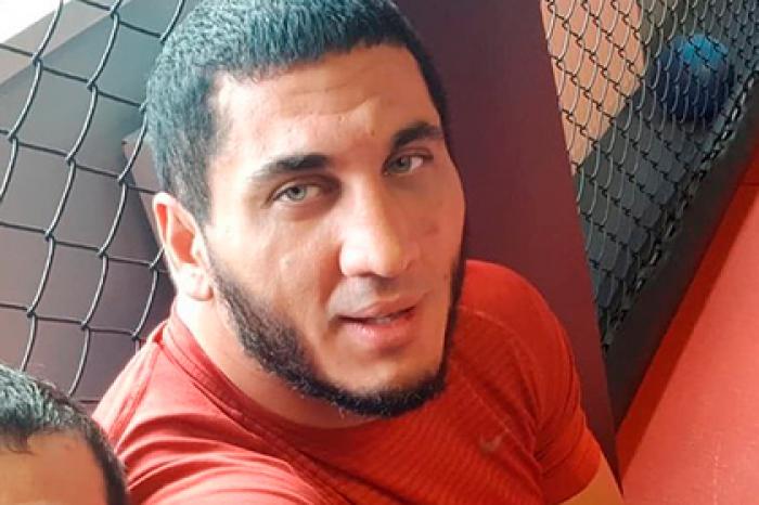 Непобежденный боец MMA устроил драку на дороге в Москве