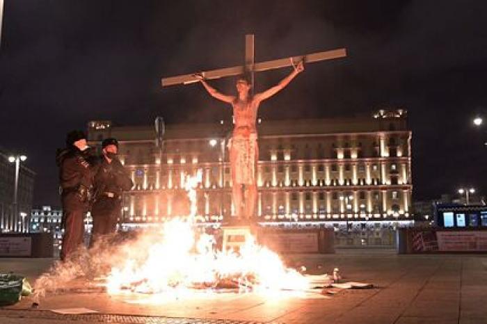 Переодетого в Иисуса Христа активиста задержали напротив здания ФСБ