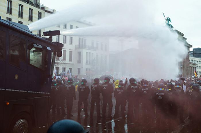 Полиция применила водомет на протестах против карантина в Берлине