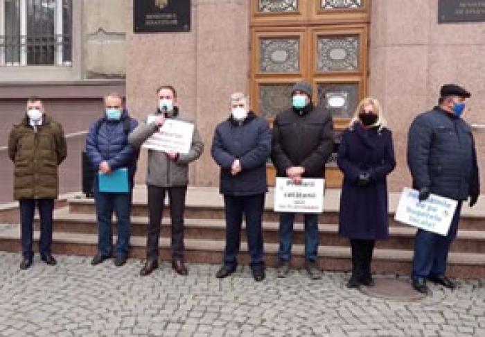 ПРЕДСТАВИТЕЛИ МЕСТНЫХ ВЛАСТЕЙ ПРИЗВАЛИ ПРАВИТЕЛЬСТВО НЕ ОГРАНИЧИВАТЬ МЕСТНЫЕ СБОРЫ