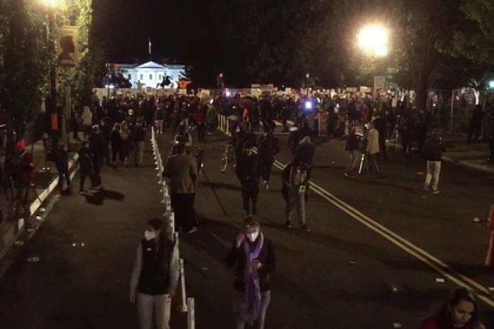 Противники Трампа начали собираться около Белого дома