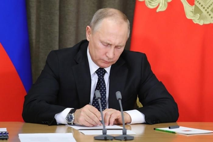 Путин наградил орденами Мужества членов экипажа сбитого Азербайджаном вертолета