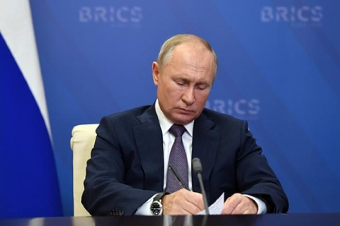 Путин прокомментировал обвинения в предательстве в адрес Пашиняна