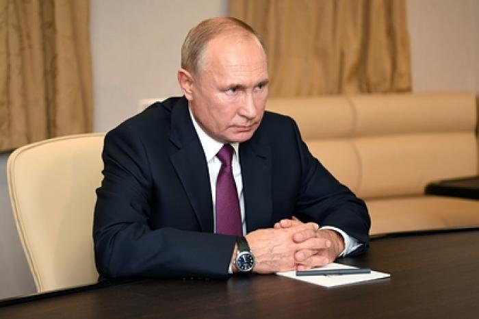 Путину показали играющие гимн России обновленные куранты на Спасской башне