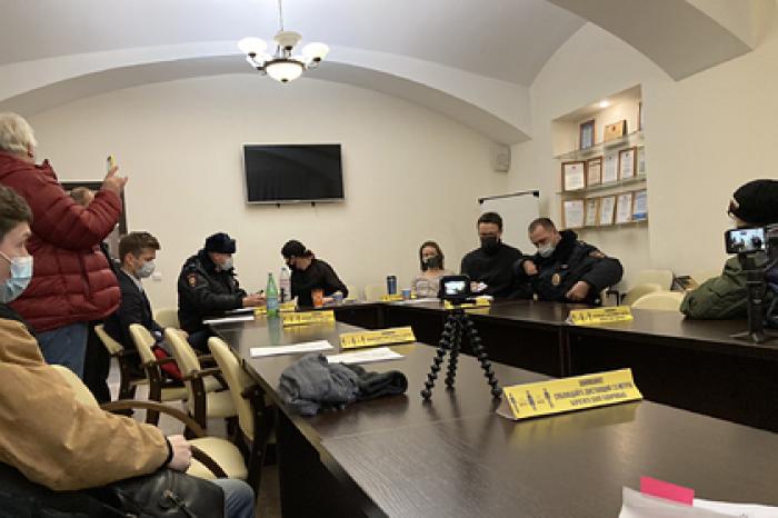 Пять полицейских отправили на вызов из-за порванного портрета Путина