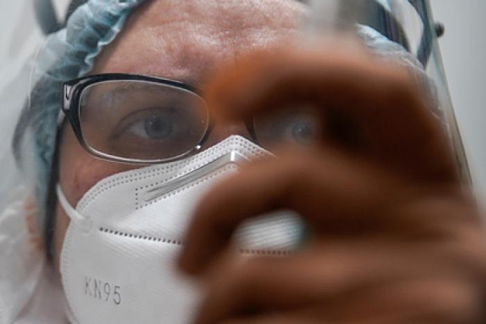 Разработчик назвал сроки поступления вакцины «ЭпиВакКорона» в гражданский оборот