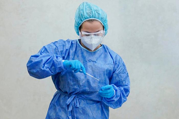 Роспотребнадзор оценил опасность мутаций коронавируса в России