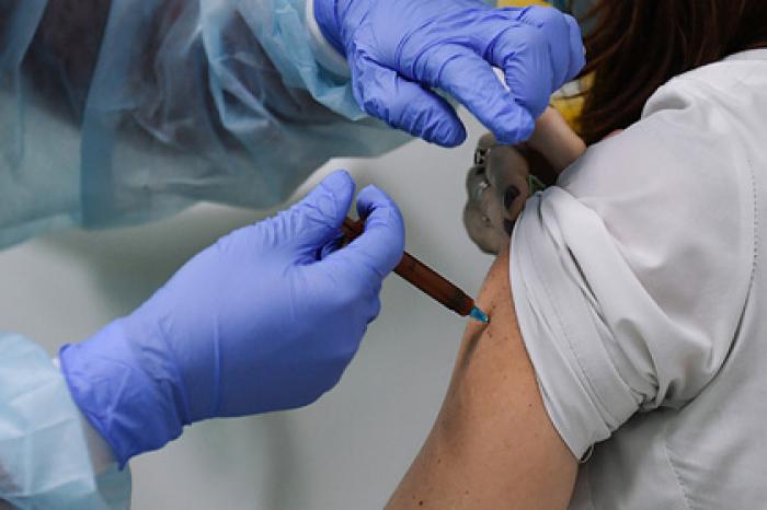 Роспотребнадзор предупредил о возможности заболеть COVID-19 после прививки