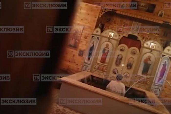 Россиянин выгнал всех из церкви, нырнул в купель и устроил странный ритуал