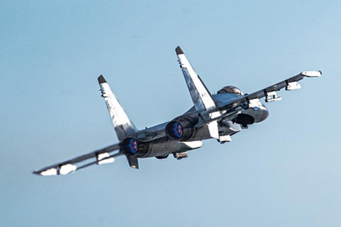 Российский Су-27 перехватил американский самолет-разведчик над Черным морем