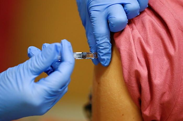 Стало известно название первой зарубежной вакцины от коронавируса