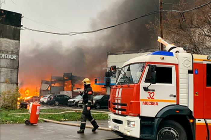 В Москве потушили пожар на складе с газовыми баллонами