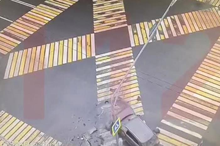 Внедорожник сбил пешеходов на тротуаре в Москве