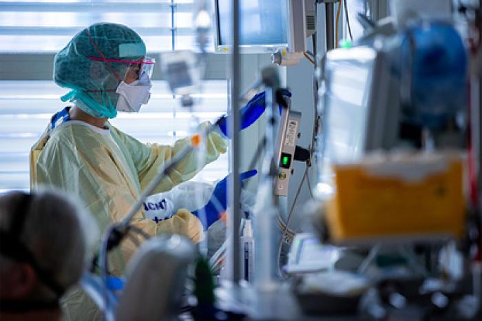 Врач описал американскую схему лечения COVID-19