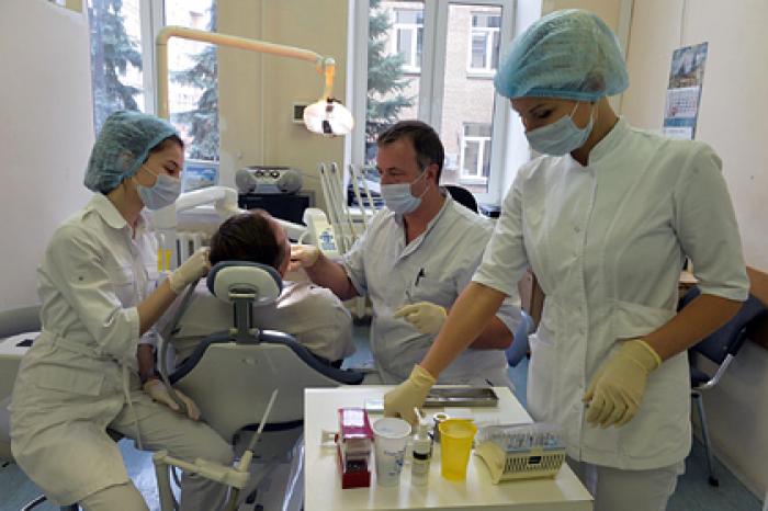 Врач оценил информацию о выпадении зубов после коронавируса