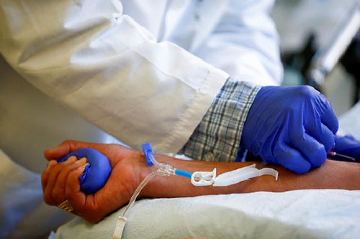 Врач рассказал о протекании коронавируса у вакцинированных людей