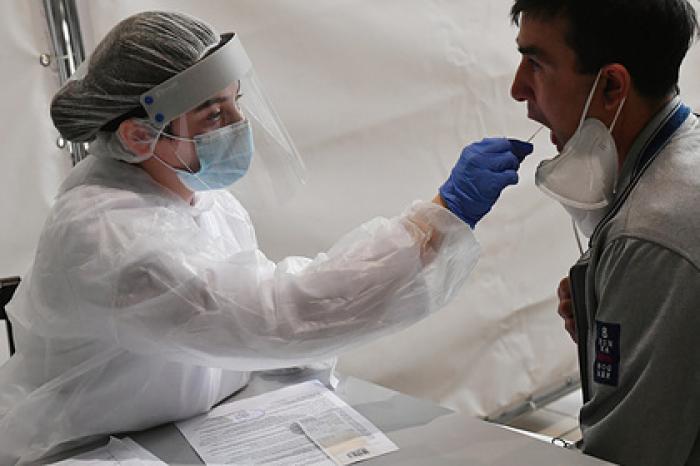 В Роспотребнадзоре рассказали о заразности мутировавшего коронавируса