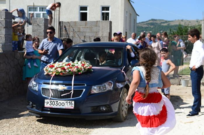 В российском регионе решили штрафовать родителей женихов за длинные кортежи