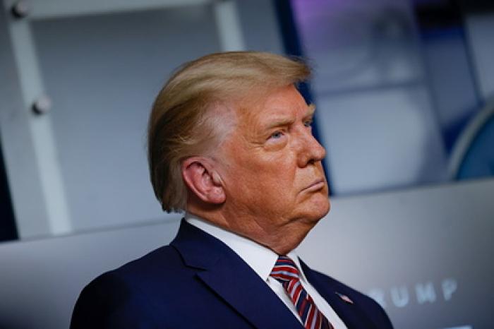 В США раскритиковали решение Трампа помиловать своего бывшего советника