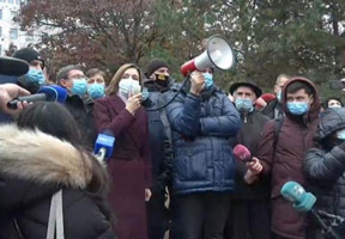 АКЦИЯ ПРОТЕСТА ПРОХОДИТ У ПАРЛАМЕНТА С ТРЕБОВАНИЕМ ЕГО РОСПУСКА