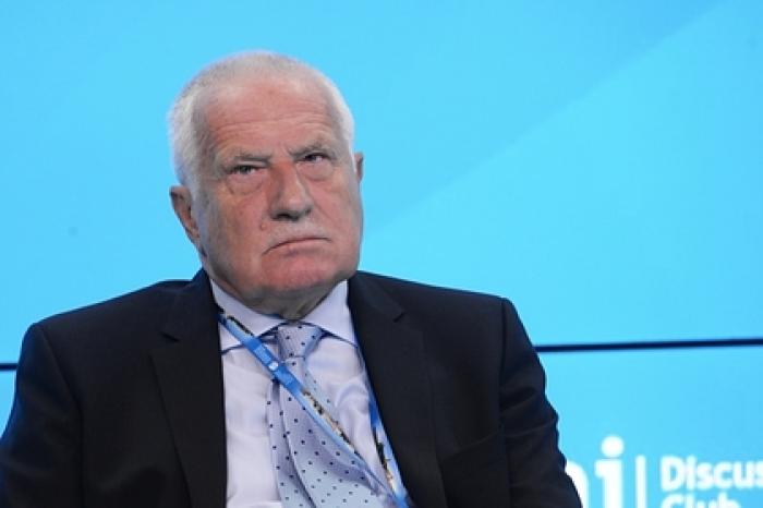 Бывшего президента Чехии оштрафовали за маску на подбородке