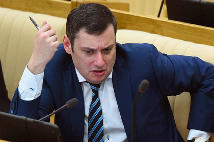 Депутат Госдумы в стихах раскритиковал Шнурова за мат