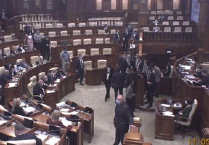 ДЕПУТАТЫ ОТ ОППОЗИЦИИ ЗАБЛОКИРОВАЛИ ТРИБУНУ ПАРЛАМЕНТА, СОРВАВ ПЛЕНАРНОЕ ЗАСЕДАНИЕ