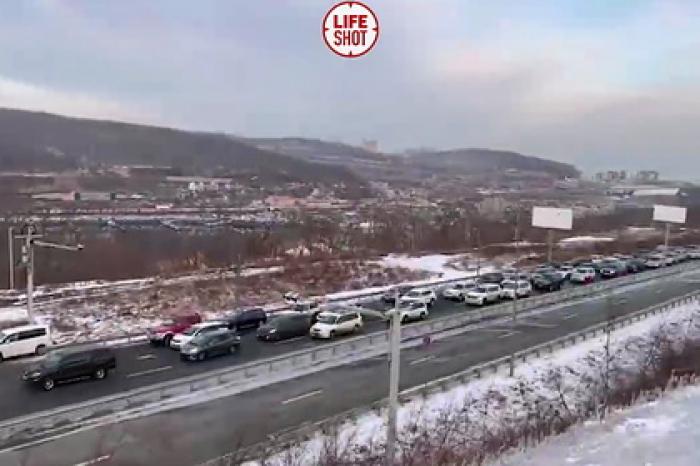 Движение по мосту на остров Русский возобновилось