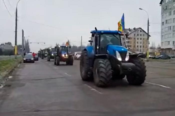 Фермеры на тракторах в Кишиневе заблокировали здание правительства