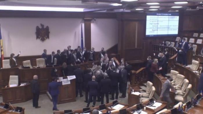 Хаос в парламенте: законопроекты принимают на фоне потасовок (ВИДЕО)