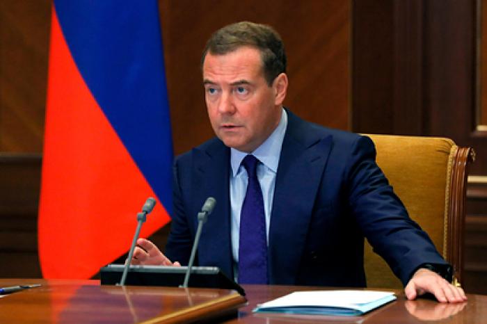 Медведев назвал дурацкими обвинения России в дезинформации о коронавирусе