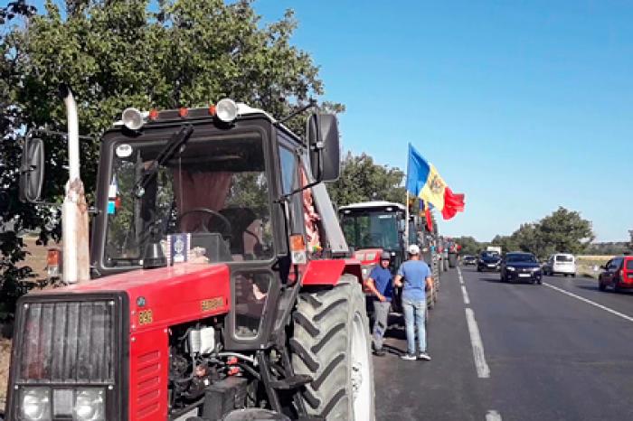 Молдавские фермеры приехали на тракторах к правительству