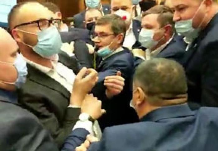 ОБСУЖДЕНИЕ ПРОЕКТОВ БЮДЖЕТА И БЮДЖЕТНО-НАЛОГОВОЙ ПОЛИТИКИ ЗАКОНЧИЛОСЬ ПРОТИВОСТОЯНИЕМ В ПАРЛАМЕНТЕ