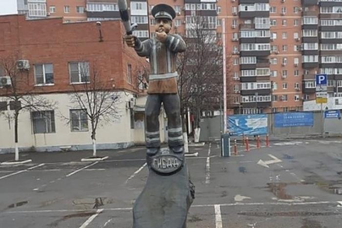 Памятник гаишнику из пня в российском городе сравнили с «Аленкой»