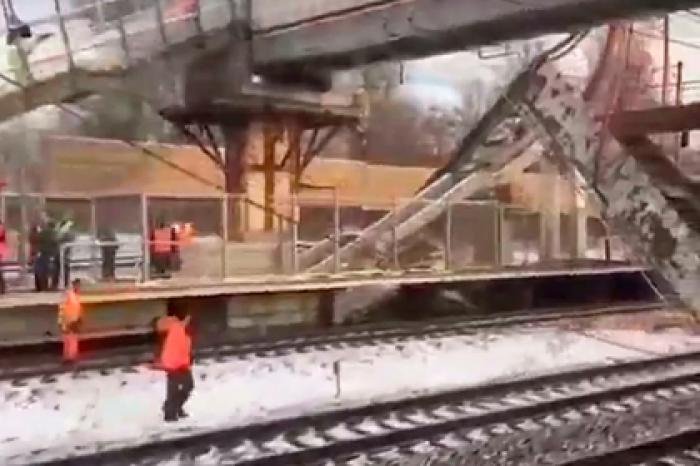 Пешеходный мост обрушился на железнодорожные пути в Подмосковье