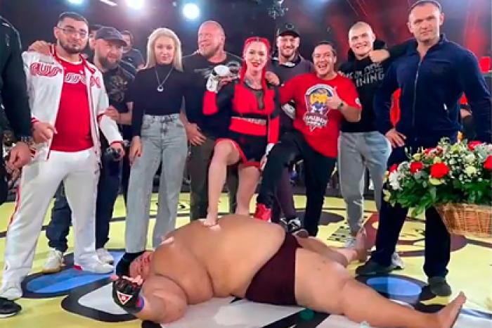 Побившая 240-килограммового блогера девушка-боец ММА получила контракт Bellator