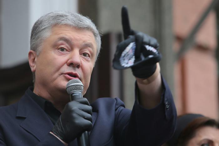 Порошенко посоветовал Зеленскому встать на колени перед Путиным