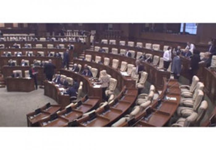 ПОЗДНО НОЧЬЮ ПАРЛАМЕНТ УТВЕРДИЛ ПАКЕТ ЗАКОНОВ О БЮДЖЕТЕ