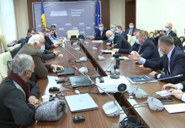 ПРЕДСТАВИТЕЛИ МАНИФЕСТАНТОВ ПРОВЕЛИ ПЕРЕГОВОРЫ С ДЕПУТАТАМИ