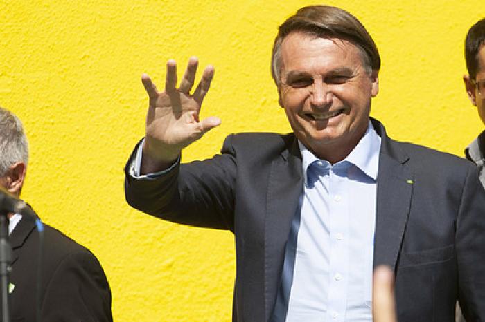 Президент Бразилии заявил о риске «стать аллигатором» из-за прививки от COVID-19