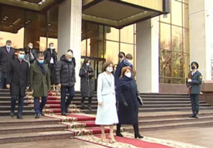 ПРЕЗИДЕНТ МАЙЯ САНДУ ПОСЛЕ ЦЕРЕМОНИИ ПРИНЯТИЯ ПРИСЯГИ ПЕШКОМ ПОШЛА НА ЦЕРЕМОНИЮ ВОЗЛОЖЕНИЯ ЦВЕТОВ И В ПРЕЗИДЕНТСКИЙ ДВОРЕЦ