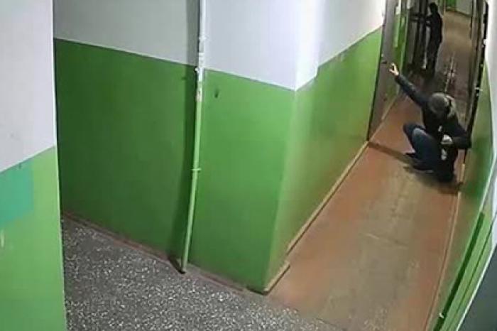 Приключения пьяного россиянина в стиле «Иронии судьбы» попали на видео