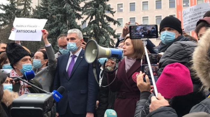 Протест перед зданием парламента: собравшиеся перекрыли дорогу (ВИДЕО)