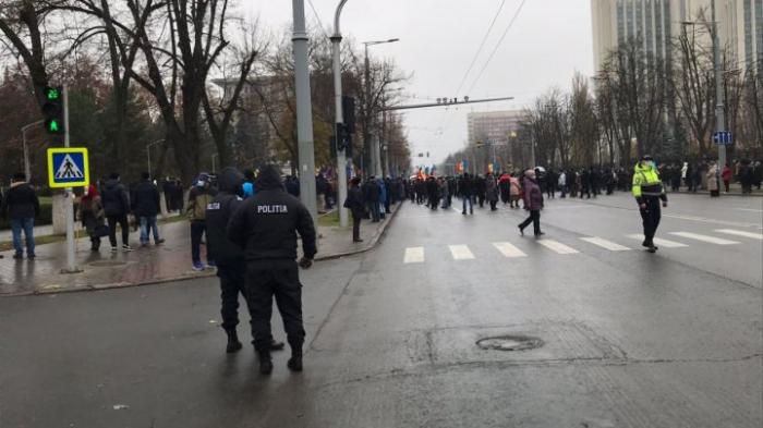 Протест перед зданием парламента: собравшиеся перекрыли дорогу (ФОТО)